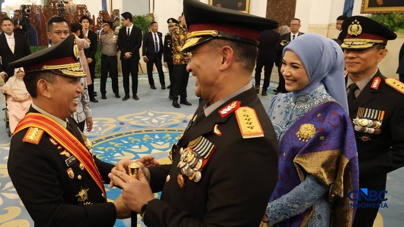 Jenderal Polisi Listyo Sigit Prabowo berjabat tangan dengan Suyudi Ario Seto usai dilantik Presiden Prabowo Subianto sebagai Kepala Kepolisian Negara Republik Indonesia (Kapolri) di Istana Negara, Jakarta, Kamis (1/10/2026).