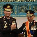 Jenderal Polisi Listyo Sigit Prabowo berjabat tangan dengan Suyudi Ario Seto usai dilantik Presiden Prabowo Subianto sebagai Kepala Kepolisian Negara Republik Indonesia (Kapolri) di Istana Negara, Jakarta, Kamis (1/10/2026). (CNBC Indonesia/Muhammad