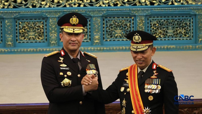 Jenderal Polisi Listyo Sigit Prabowo berjabat tangan dengan Suyudi Ario Seto usai dilantik Presiden Prabowo Subianto sebagai Kepala Kepolisian Negara Republik Indonesia (Kapolri) di Istana Negara, Jakarta, Kamis (1/10/2026).