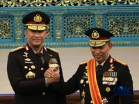 Jenderal Polisi Listyo Sigit Prabowo berjabat tangan dengan Suyudi Ario Seto usai dilantik Presiden Prabowo Subianto sebagai Kepala Kepolisian Negara Republik Indonesia (Kapolri) di Istana Negara, Jakarta, Kamis (1/10/2026). (CNBC Indonesia/Muhammad