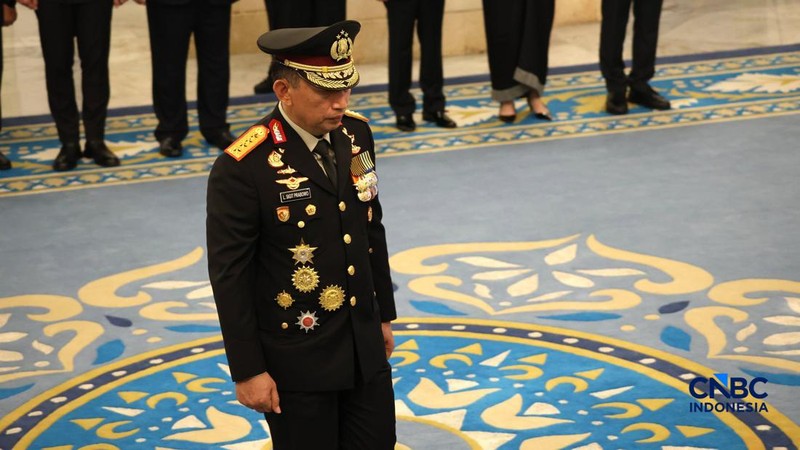 Jenderal Polisi Listyo Sigit Prabowo dan Komisaris Jenderal Polisi, Dedi Prasetyo menerima tanda kehormatan dari Presiden Prabowo Subianto di Istana Negara, Jakarta, Kamis (1/10/2026).