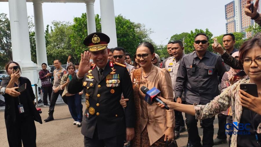Kapolri Jenderal Listyo Sigit Prabowo didampingi Istri tiba di Istana Negara, Jakarta, Kamis (1/10/2026). (CNBC Indonesia/Emir Yanwardhana)