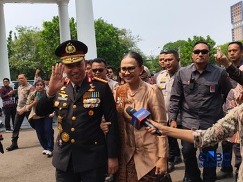 Kapolri Jenderal Listyo Sigit Prabowo didampingi Istri tiba di Istana Negara, Jakarta, Kamis (1/10/2026). (CNBC Indonesia/Emir Yanwardhana)