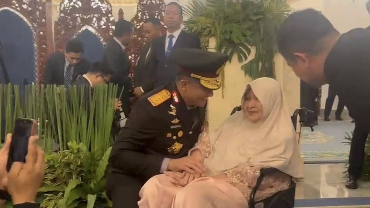Momen Jenderal Suyudi Bersimpuh Cium Ibu Usai Dilantik Jadi Kapolri di Istana — NadiKabar.com