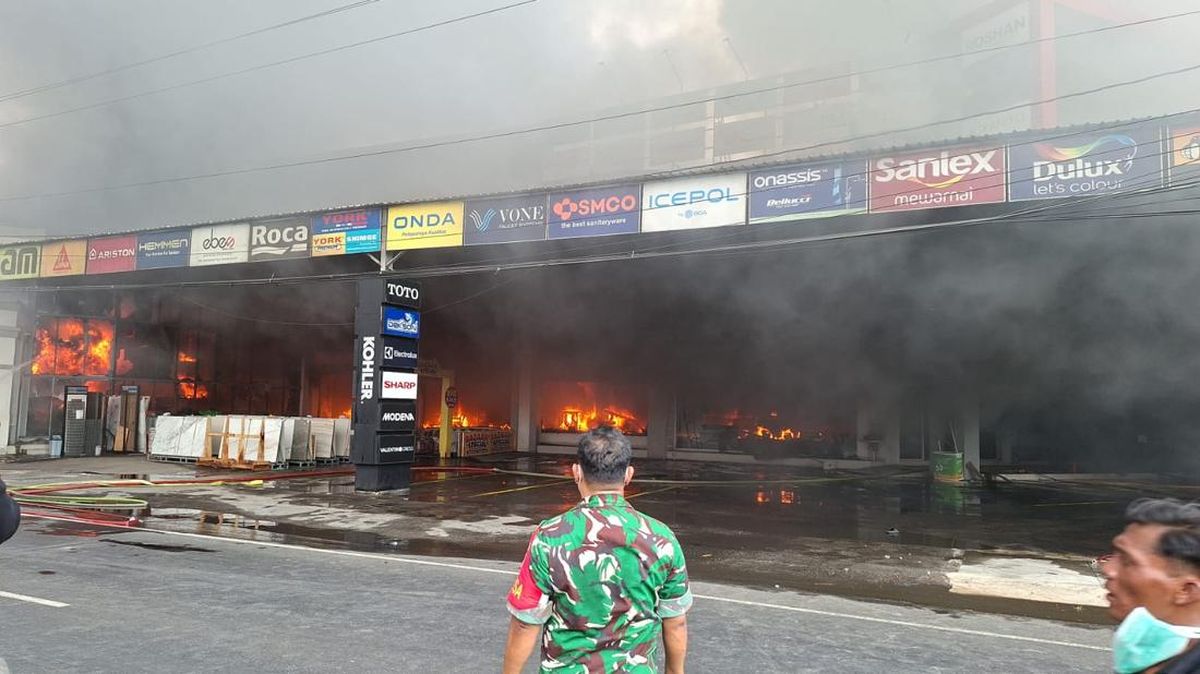 Toko Bangunan di Jogja Kebakaran, Asap Hitam Membubung Tutupi Langit — NadiKabar.com