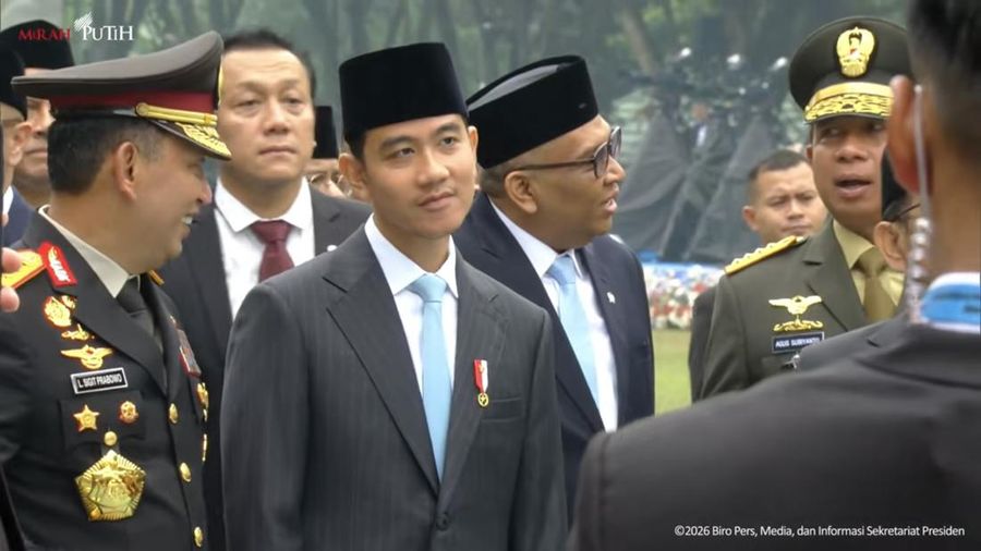 Kepala Kepolisian Republik Indonesia Listyo Sigit Prabowo saat berbincang dengan Wakil Presiden RI, Gibran Rakabuming dalam Upacara peringatan Hari Kesaktian Pancasila di Monumen Pancasila Sakti, Lubang Buaya, Jakarta Timur, Kamis (1/10/2026). (Tangk
