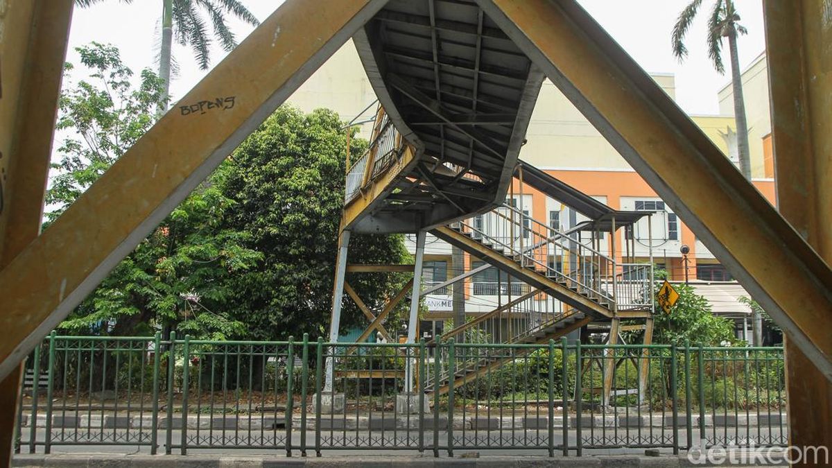 JPO di Bekasi Rusak sampai Bengkok Usai Ditabrak Truk Muatan Ekskavator — NadiKabar.com