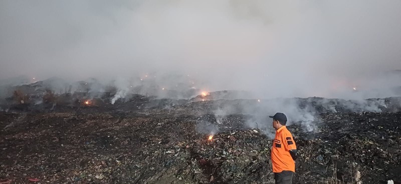 Kondisi kebakaran TPA Jatibarang, Kecamatan Mijen, Kamis (1/10/2026) pagi ini. dok. (Damkar Kota Semarang)