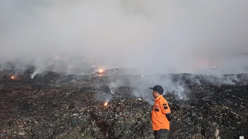 Kondisi kebakaran TPA Jatibarang, Kecamatan Mijen, Kamis (1/10/2026) pagi ini. dok. (Damkar Kota Semarang)