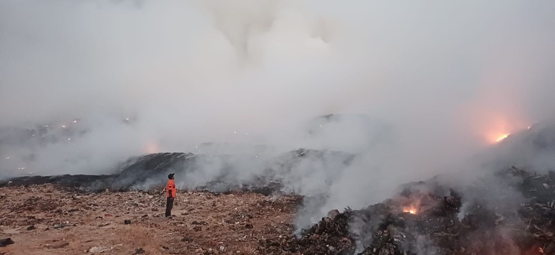 Kondisi kebakaran TPA Jatibarang, Kecamatan Mijen, Kamis (1/10/2026) pagi ini. dok. (Damkar Kota Semarang)