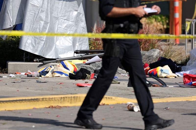 Seorang petugas Kepolisian Delta bekerja di lokasi kecelakaan di pusat perbelanjaan Tsawwassen Mills di Tsawwassen, British Columbia, Kanada, pada 30 September 2026. (REUTERS/Chris Helgren)