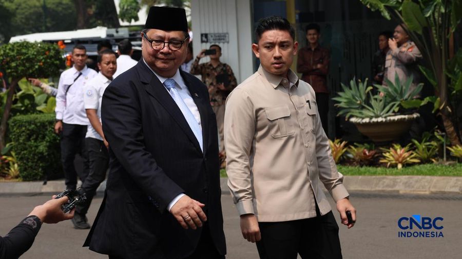 Menko Perekonomian, Airlangga Hartarto saat tiba di Istana Negara, Jakarta, Kamis (1/10/2026). (CNBC Indonesia/Muhammad Sabki)
