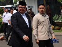 Menko Perekonomian, Airlangga Hartarto saat tiba di Istana Negara, Jakarta, Kamis (1/10/2026). (CNBC Indonesia/Muhammad Sabki)