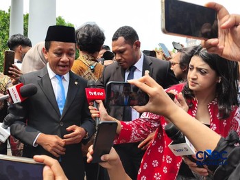 Menteri ESDM, Bahlil Lahadalia saat tiba di Istana Negara, Jakarta, Kamis (1/10/2026). (CNBC Indonesia/Emir Yanwardhana)