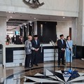 Menteri Keuangan (Menkeu), Suahasil Nazara menyambut Wakil Menteri Keuangan Luky Alfirman dan Nurkholisoh Ibnu Aman yang baru dilantik Presiden Prabowo Subianto di Kantor Kementerian Keuangan, Jakarta, Kamis (1/10/2026). (CNBC Indonesia/Arrijal Rachm
