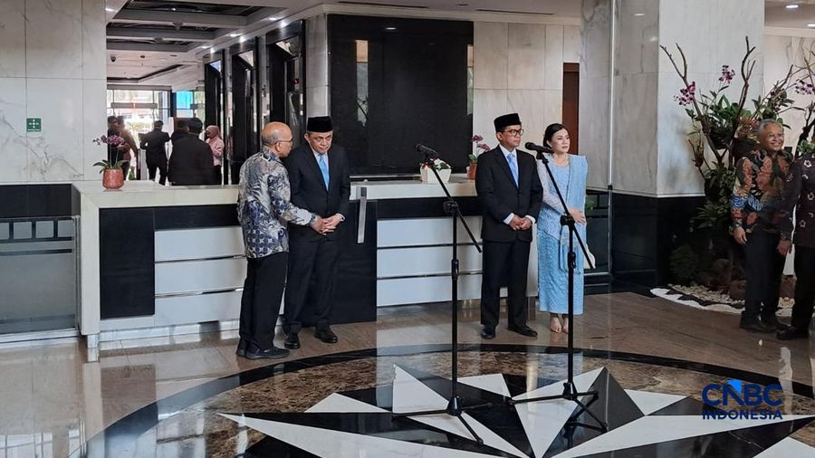 Menteri Keuangan (Menkeu), Suahasil Nazara menyambut Wakil Menteri Keuangan Luky Alfirman dan Nurkholisoh Ibnu Aman yang baru dilantik Presiden Prabowo Subianto di Kantor Kementerian Keuangan, Jakarta, Kamis (1/10/2026). (CNBC Indonesia/Arrijal Rachm