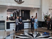 Menteri Keuangan (Menkeu), Suahasil Nazara menyambut Wakil Menteri Keuangan Luky Alfirman dan Nurkholisoh Ibnu Aman yang baru dilantik Presiden Prabowo Subianto di Kantor Kementerian Keuangan, Jakarta, Kamis (1/10/2026). (CNBC Indonesia/Arrijal Rachm