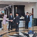 Menteri Keuangan (Menkeu), Suahasil Nazara menyambut Wakil Menteri Keuangan Luky Alfirman dan Nurkholisoh Ibnu Aman yang baru dilantik Presiden Prabowo Subianto di Kantor Kementerian Keuangan, Jakarta, Kamis (1/10/2026). (CNBC Indonesia/Arrijal Rachm