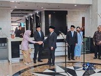 Menteri Keuangan (Menkeu), Suahasil Nazara menyambut Wakil Menteri Keuangan Luky Alfirman dan Nurkholisoh Ibnu Aman yang baru dilantik Presiden Prabowo Subianto di Kantor Kementerian Keuangan, Jakarta, Kamis (1/10/2026). (CNBC Indonesia/Arrijal Rachm