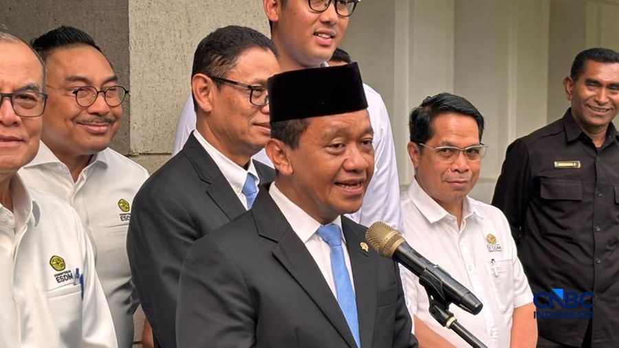 Menteri Koordiantor Bidang Hilirisasi dan Transisi Energi Sekaligus Menteri ESDM Bahlil Lahadalia saat konferensi pers di Kementerian ESDM, Jakarta, Kamis (01/10/2026). (CNBC Indonesia/Firda Dwi Muliawati)