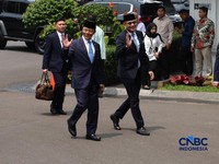 Menteri Luar Negeri Sugiono dan Wakil Menteri Luar Negeri Arrmanatha Nasir tiba di Istana Negara, Jakarta, Kamis (1/10/2026). (CNBC Indonesia/Muhammad Sabki)