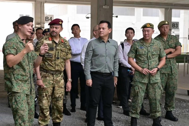 Menteri Negara Senior Pertahanan Singapura Zaqy Mohamad menerima kunjungan Pangeran Haji Al-Muhtadee Billah, Putra Mahkota sekaligus Menteri Senior di Kantor Perdana Menteri Brunei Darussalam, ke SAFTI City, Singapura. (Dok. mindef Government of Singapore)