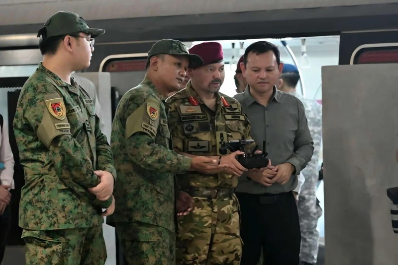 Menteri Negara Senior Pertahanan Singapura Zaqy Mohamad menerima kunjungan Pangeran Haji Al-Muhtadee Billah, Putra Mahkota sekaligus Menteri Senior di Kantor Perdana Menteri Brunei Darussalam, ke SAFTI City, Singapura. (Dok. mindef Government of Singapore)