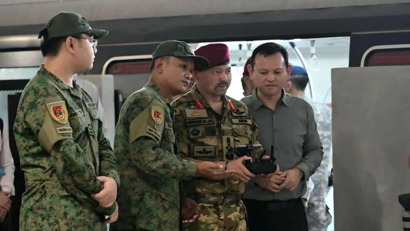 Menteri Negara Senior Pertahanan Singapura Zaqy Mohamad menerima kunjungan Pangeran Haji Al-Muhtadee Billah, Putra Mahkota sekaligus Menteri Senior di Kantor Perdana Menteri Brunei Darussalam, ke SAFTI City, Singapura.