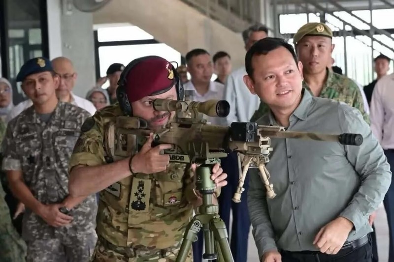 Menteri Negara Senior Pertahanan Singapura Zaqy Mohamad menerima kunjungan Pangeran Haji Al-Muhtadee Billah, Putra Mahkota sekaligus Menteri Senior di Kantor Perdana Menteri Brunei Darussalam, ke SAFTI City, Singapura. (Dok. mindef Government of Singapore)