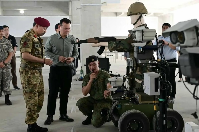 Menteri Negara Senior Pertahanan Singapura Zaqy Mohamad menerima kunjungan Pangeran Haji Al-Muhtadee Billah, Putra Mahkota sekaligus Menteri Senior di Kantor Perdana Menteri Brunei Darussalam, ke SAFTI City, Singapura. (Dok. mindef Government of Singapore)