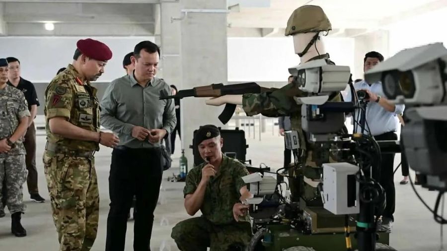 Menteri Negara Senior Pertahanan Singapura Zaqy Mohamad menerima kunjungan Pangeran Haji Al-Muhtadee Billah, Putra Mahkota sekaligus Menteri Senior di Kantor Perdana Menteri Brunei Darussalam, ke SAFTI City, Singapura. (Dok. mindef Government of Sing