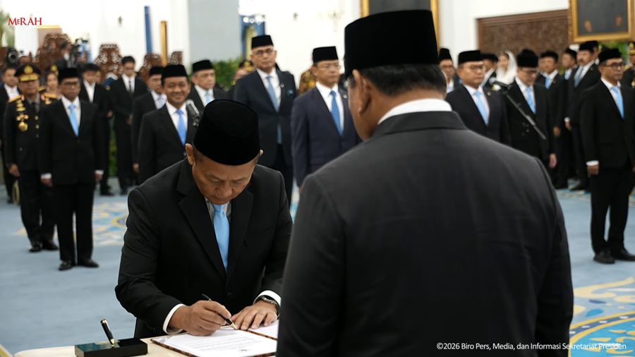 Muhammad sarmuji saat dilantik oleh Presiden Prabowo Subianto sebagai Menteri Perindustrian di Istana Negara, Jakarta, Kamis (1/10/2026). (Tangkapan Layar Youtube/Sekretariat Presiden)