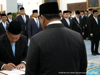 Muhammad sarmuji saat dilantik oleh Presiden Prabowo Subianto sebagai Menteri Perindustrian di Istana Negara, Jakarta, Kamis (1/10/2026). (Tangkapan Layar Youtube/Sekretariat Presiden)