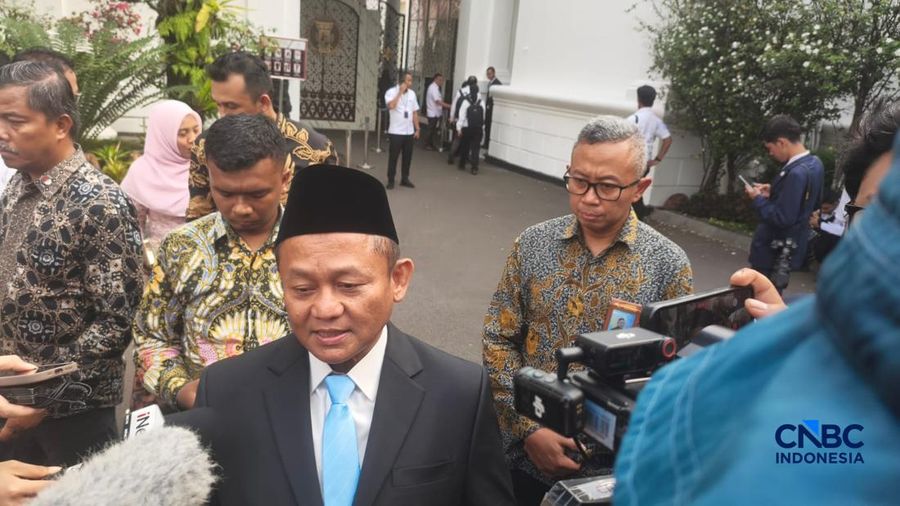 Muhammad sarmuji saat menyampaikan keterangan kepada awak media usai dilantik Presiden Prabowo Subianto sebagai Menteri Perindustrian di Istana Negara, Jakarta, Kamis (1/10/2026). (CNBC Indonesia/Emir Yanwardhana)