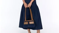 5 Cara Padu Padan Tas Warna Indigo Biar Outfit Harian Tidak Monoton 