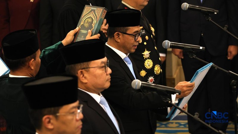Nuzran Joher saat mengucap sumpah saat dilantik sebagai Ketua Ombudsman Republik Indonesia (RI) oleh Presiden Prabowo Subianto di Istana Negara, Jakarta, Kamis (1/10/2026).