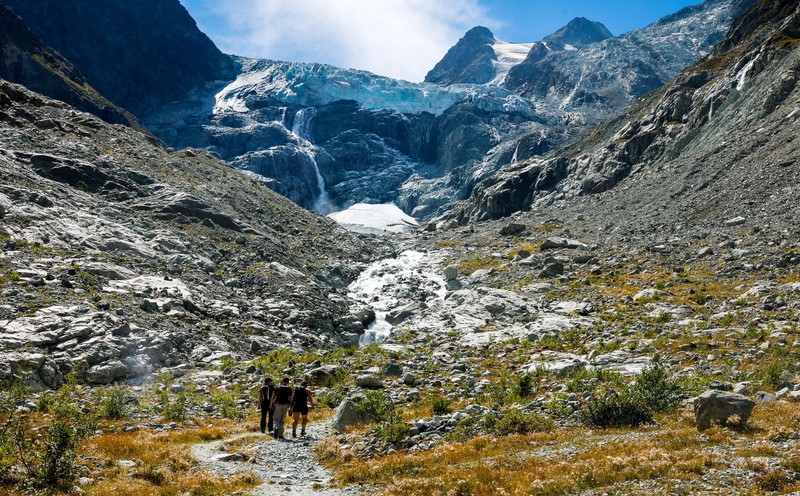Para pendaki berjalan di atas moraine di gletser Mont Mine pada hari musim panas yang hangat di tengah perubahan iklim di Ferpecle dekat Evolene, Swiss, 3 September 2026. (REUTERS/Denis Balibouse)
