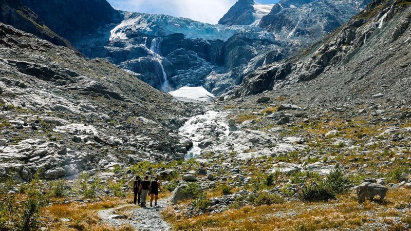 Para pendaki berjalan di atas moraine di gletser Mont Mine pada hari musim panas yang hangat di tengah perubahan iklim di Ferpecle dekat Evolene, Swiss, 3 September 2026. (REUTERS/Denis Balibouse)