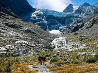 Para pendaki berjalan di atas moraine di gletser Mont Mine pada hari musim panas yang hangat di tengah perubahan iklim di Ferpecle dekat Evolene, Swiss, 3 September 2026. (REUTERS/Denis Balibouse)