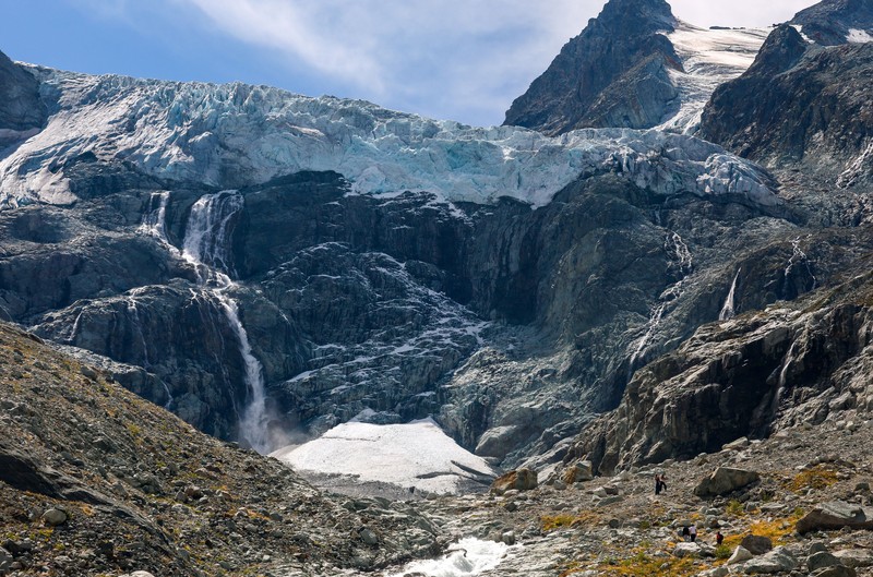 Para pendaki berjalan di atas moraine di gletser Mont Mine pada hari musim panas yang hangat di tengah perubahan iklim di Ferpecle dekat Evolene, Swiss, 3 September 2026. (REUTERS/Denis Balibouse)