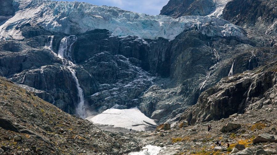 Para pendaki berjalan di atas moraine di gletser Mont Mine pada hari musim panas yang hangat di tengah perubahan iklim di Ferpecle dekat Evolene, Swiss, 3 September 2026.