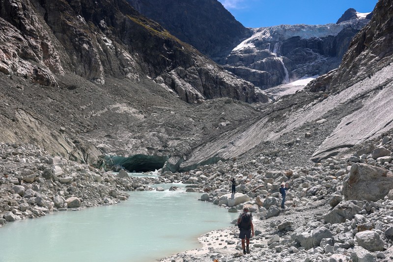 Para pendaki berjalan di atas moraine di gletser Mont Mine pada hari musim panas yang hangat di tengah perubahan iklim di Ferpecle dekat Evolene, Swiss, 3 September 2026. (REUTERS/Denis Balibouse)