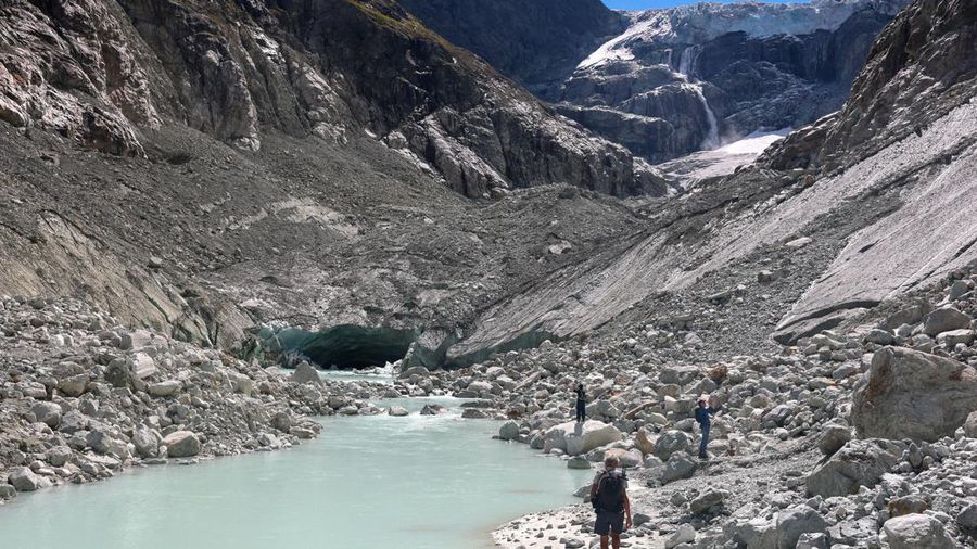 Para pendaki berjalan di atas moraine di gletser Mont Mine pada hari musim panas yang hangat di tengah perubahan iklim di Ferpecle dekat Evolene, Swiss, 3 September 2026.