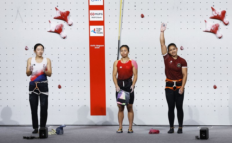 Pemain Indonesia Desak Made Rita Kusuma Dewi merayakan keberhasilannya meraih medali emas di atas podium bersama peraih medali perak Lijuan Deng dari China dan peraih medali perunggu Jimin Jeong dari Korea Selatan pada nomor speed 4 putri panjat tebing Asian Games Aichi-Nagoya 2026, di Nagoya International Exhibition Hall, Nagoya, Jepang, (30/9/2026). (REUTERS/Andrew Couldridge)