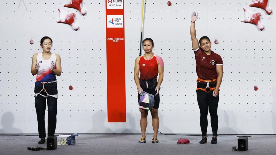 Pemain China Lijuan Deng, pemain Korea Selatan Jimin Jeong, dan pemain Indonesia Desak Made Rita Kusuma Dewi bereaksi pada final nomor speed 4 putri panjat tebing Asian Games Aichi-Nagoya 2026, di Nagoya International Exhibition Hall, Nagoya, Jepang, (30/9/2026).
