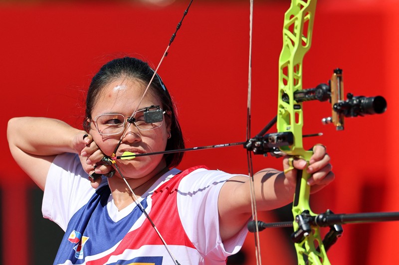 Pemain Indonesia Nurisa Dian Ashrifah beraksi saat menghadapi pemain India Chikitha Taniparthi pada perempat final nomor individu compound putri panahan Asian Games Aichi-Nagoya 2026, di Okazaki Central Park Multipurpose Square, Okazaki, Jepang, (1/10/2026). (REUTERS/Anushree Fadnavis)