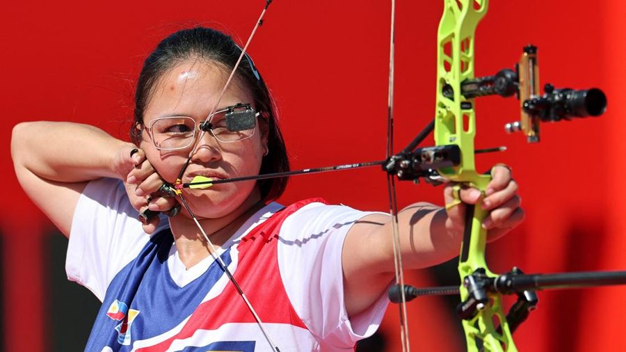 Pemain Filipina Amaya Amparo Cojuangco beraksi saat menghadapi pemain Indonesia Nurisa Dian Ashrifah pada perebutan medali emas nomor individu compound putri panahan Asian Games Aichi-Nagoya 2026, di Okazaki Central Park Multipurpose Square, Okazaki, Jepang, (1/10/2026).