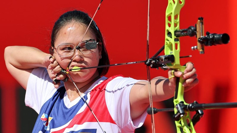Pemain Filipina Amaya Amparo Cojuangco beraksi saat menghadapi pemain Indonesia Nurisa Dian Ashrifah pada perebutan medali emas nomor individu compound putri panahan Asian Games Aichi-Nagoya 2026, di Okazaki Central Park Multipurpose Square, Okazaki, Jepang, (1/10/2026).