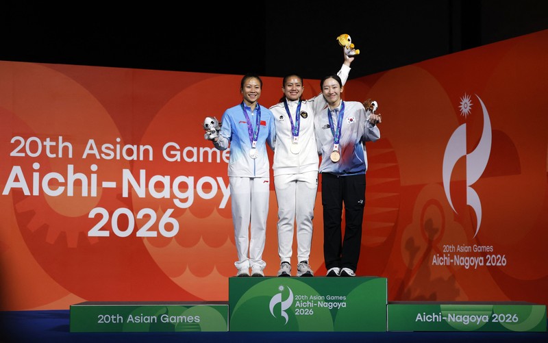 Pemain Indonesia Desak Made Rita Kusuma Dewi merayakan keberhasilannya meraih medali emas di atas podium bersama peraih medali perak Lijuan Deng dari China dan peraih medali perunggu Jimin Jeong dari Korea Selatan pada nomor speed 4 putri panjat tebing Asian Games Aichi-Nagoya 2026, di Nagoya International Exhibition Hall, Nagoya, Jepang, (30/9/2026). (REUTERS/Andrew Couldridge)