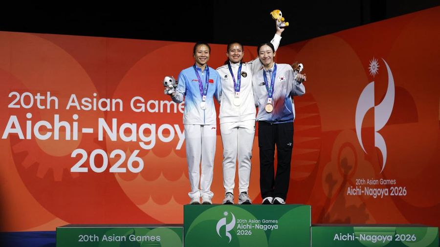 Pemain Indonesia Desak Made Rita Kusuma Dewi merayakan keberhasilannya meraih medali emas di atas podium bersama peraih medali perak Lijuan Deng dari China dan peraih medali perunggu Jimin Jeong dari Korea Selatan pada nomor speed 4 putri panjat tebi
